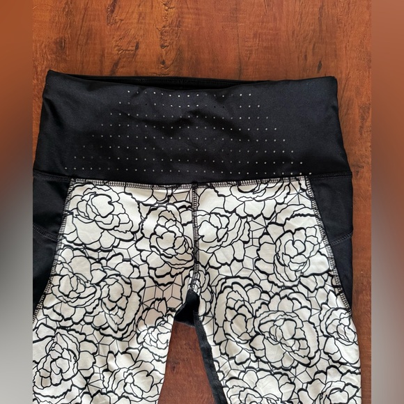 Floral Patterned  capri  Leggings - Picture 2 of 6